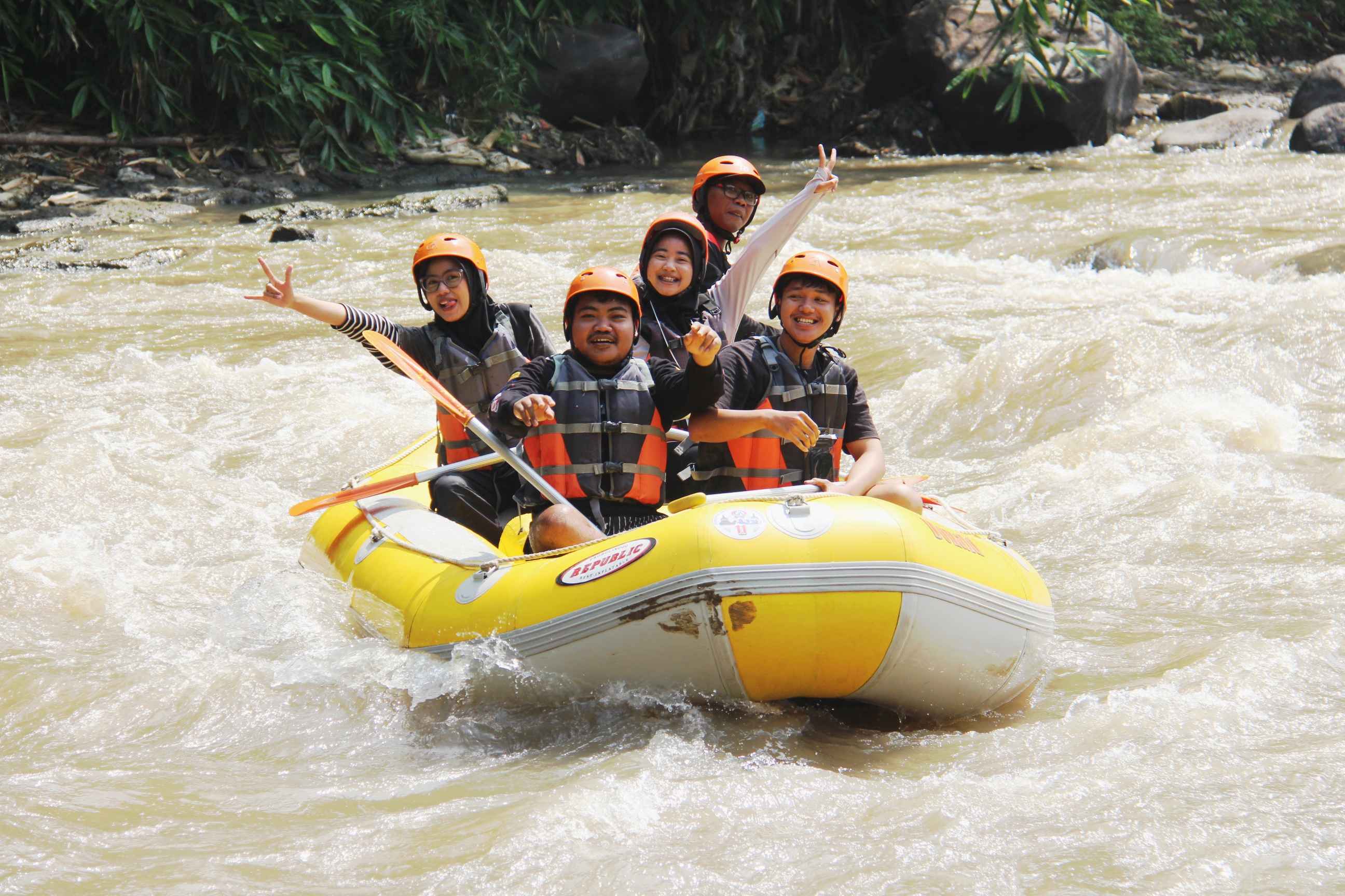 Pemandangan alam sekitar sungai rafting Magelang