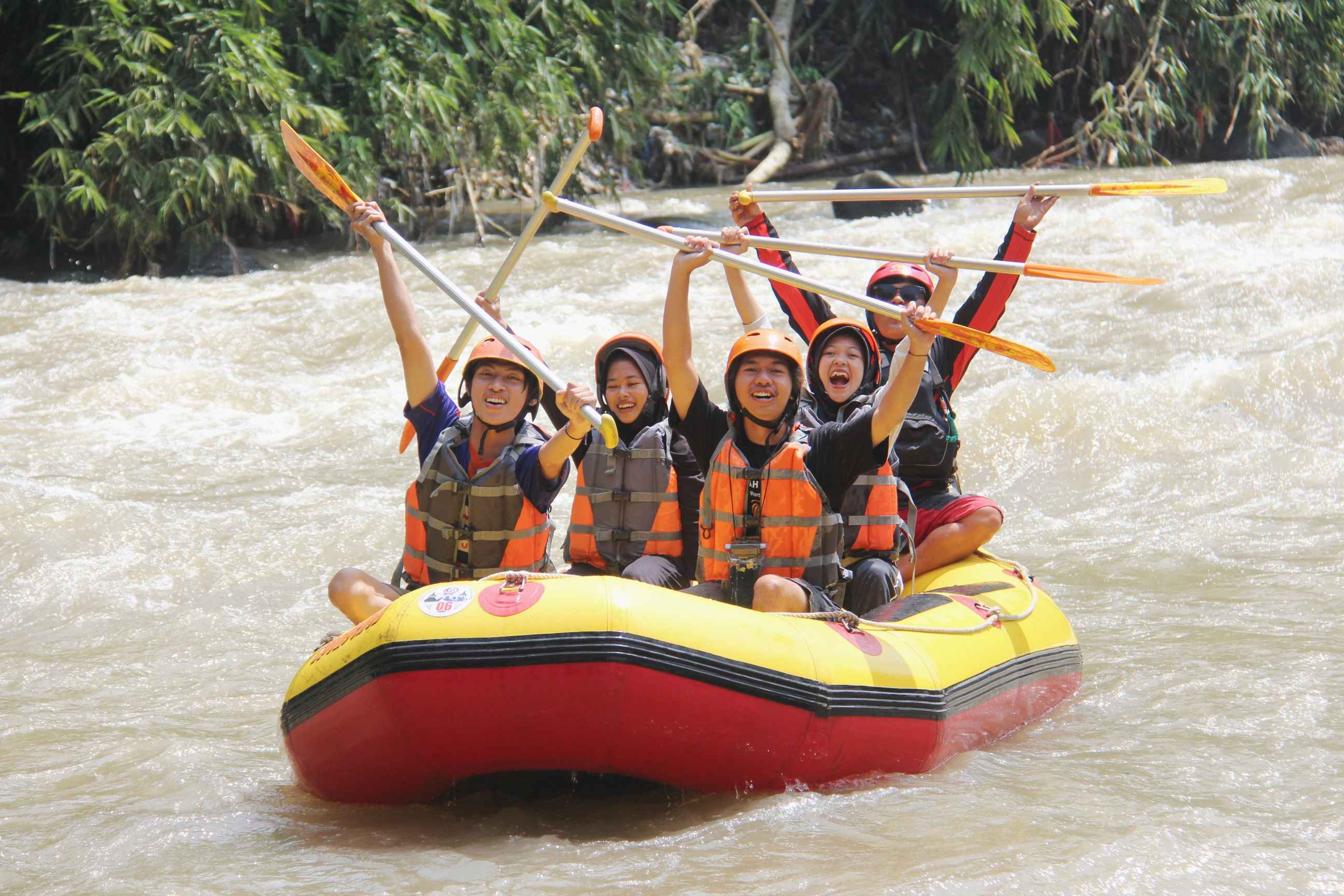 Foto peserta rafting di Sungai Elo
